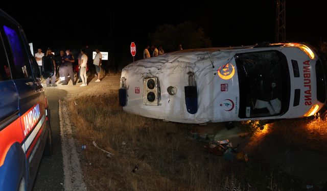 ELAZIĞ’DA AMBULANS ŞARAMPOLE DEVRİLDİ: 3 YARALI