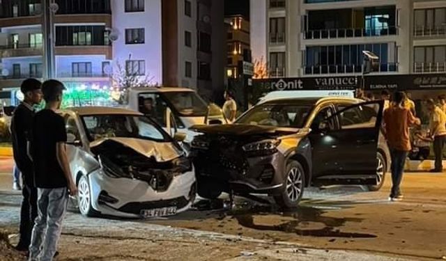 2 OTOMOBİL KAFA KAFAYA ÇARPIŞTI: 1 YARALI