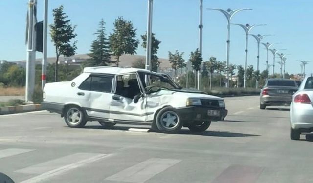 ELAZIĞ’DA KAMYON İLE OTOMOBİL ÇARPIŞTI: 2 YARALI