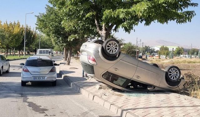 ELAZIĞ’DA OTOMOBİL TAKLA ATTI: 2 YARALI