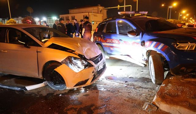 ELAZIĞ’DA JANDARMA ARACI İLE OTOMOBİL ÇARPIŞTI: 3 YARALI