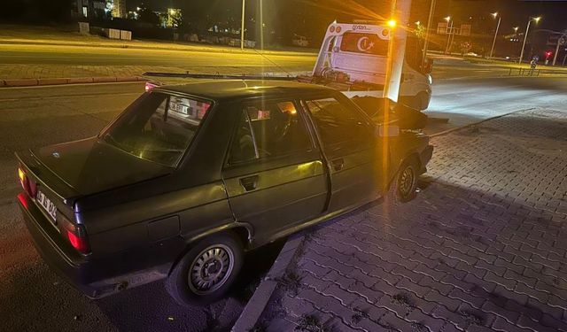 ELAZIĞ’DA OTOMOBİL AYDINLATMA DİREĞİNE ÇARPTI: 1 YARALI