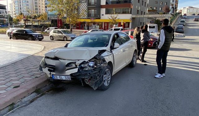 ELAZIĞ’DA TRAFİK KAZASI: 2 YARALI