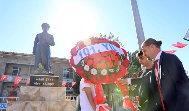 ELAZIĞ'DA ÖĞRENCİLERDEN ANLAMLI CUMHURİYET BAYRAMI KUTLAMASI