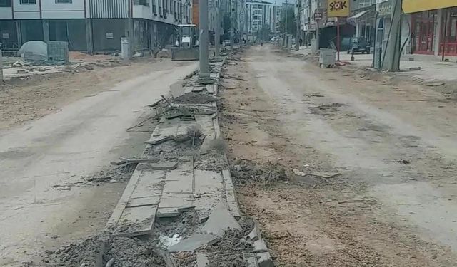 KAZILDIKTAN SONRA ONARILMAYAN YOLLAR MAĞDUR EDİYOR