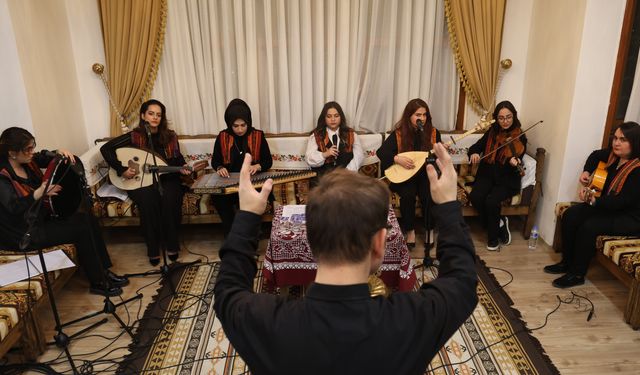 KÜRSÜBAŞI'NA KADIN ELİ DEĞDİ, İZLEYENLER HAYRAN KALDI