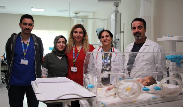 DOĞUŞTAN BAĞIRSAĞININ BİR KISMI OLMAYAN BEBEK SAĞLIĞINA KAVUŞTU