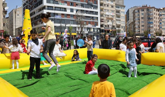 23 NİSAN'DA ÇOCUKLAR DOYASIYA EĞLENDİ