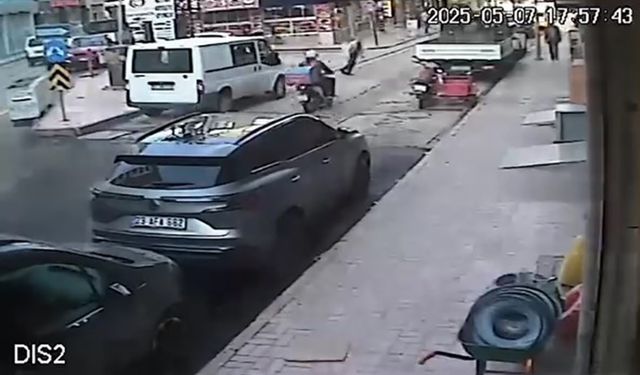 YOLDA DENGESİNİ KAYBEDİP DÜŞEN YAŞLI ADAMA MOTOSİKLET ÇARPTI