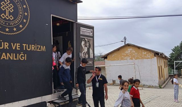 GEZEN SİNEMA TIRI BASKİL'Lİ ÇOCUKLARLA BULUŞTU