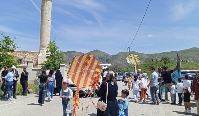 VEFAT EDEN OĞLUNUN ANISINA UÇURTMA ŞENLİĞİ DÜZENLEDİ