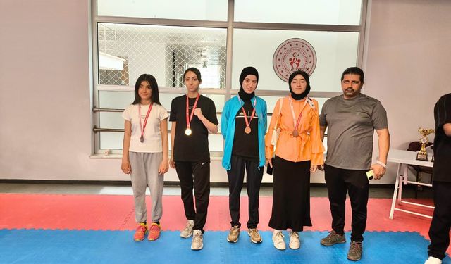 ELAZIĞLI SPORCULAR MADALYAYA DOYMUYOR