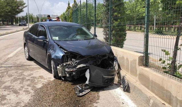 OTOMOBİL DUVARA ÇARPTI: 1 YARALI