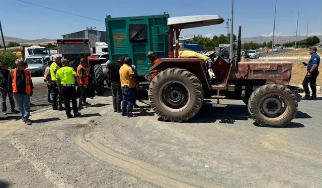 TRAKTÖR İLE OTOMOBİL ÇARPIŞTI: 3 YARALI