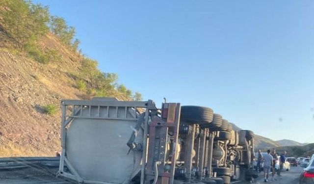 TIR DEVRİLDİ: 1 YARALI