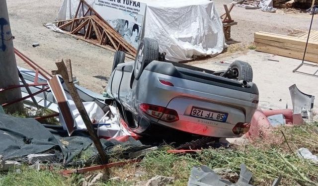 OTOMOBİL DEVRİLDİ: 2 YARALI