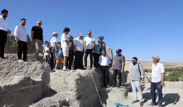 VALİ HATİPOĞLU, KAZI BÖLGELERİNDE...