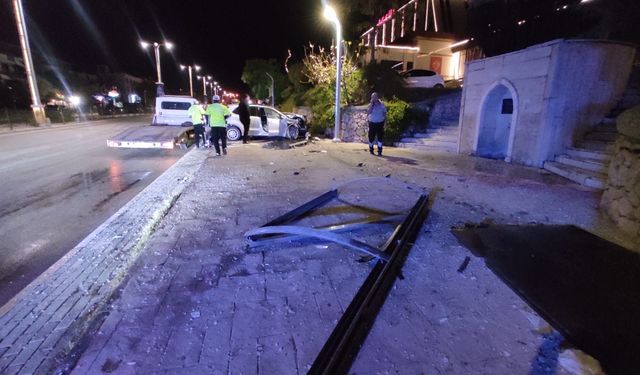 OTOMOBİL DURAĞA ÇARPTI: 1 YARALI