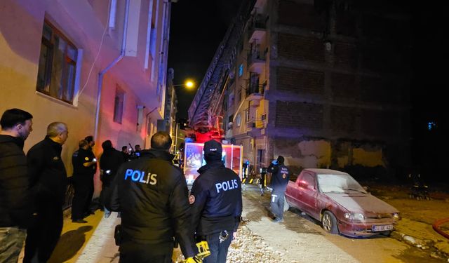 ÇATI YANGININDA 1 KİŞİ DUMANDAN ETKİLENDİ