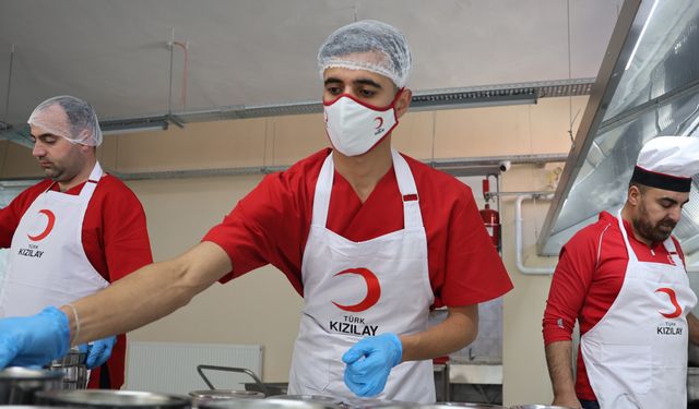 200 İHTİYAÇ SAHİBİNE SICAK YEMEK