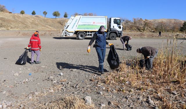 HAZAR GÖLÜNDE TEMİZLİK ÇALIŞMASI
