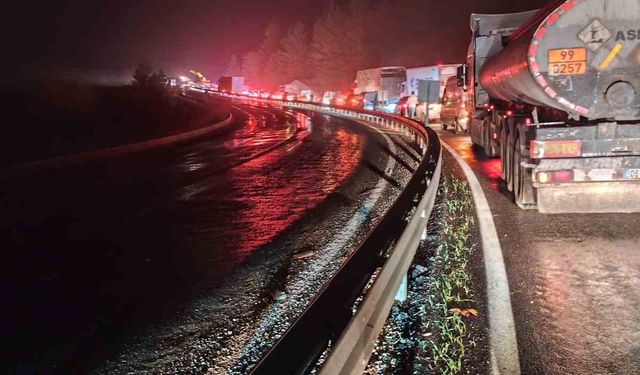 TIR DEVRİLDİ, TRAFİK KİTLENDİ