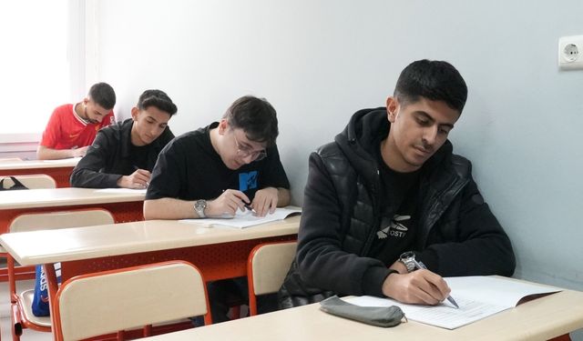 9 BİN ÖĞRENCİ SINAVDA TER DÖKTÜ