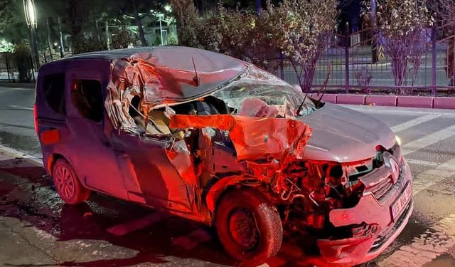 HAFİF TİCARİ ARAÇ, TEMİZLİK ARACINA ÇARPTI