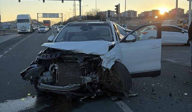 MİNİBÜS İLE CİP ÇARPIŞTI: 2 YARALI