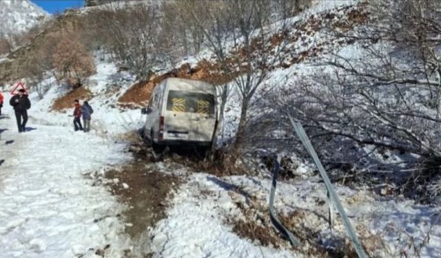 TARAFTARLARI TAŞIYAN MİNİBÜS KAZA YAPTI