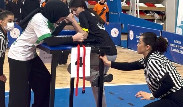 ELAZIĞ'A BİLEK GÜREŞİNDE 3 MADALYA