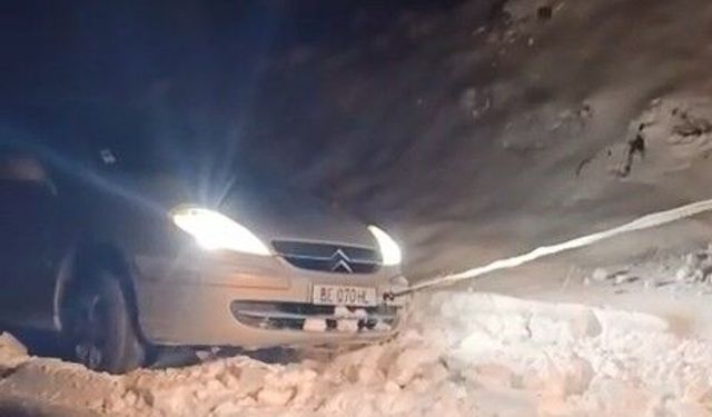 YOLDA MAHSUR KALAN ARAÇ KURTARILDI