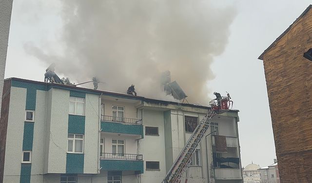 ELAZIĞ'DA ÇATI YANGINI