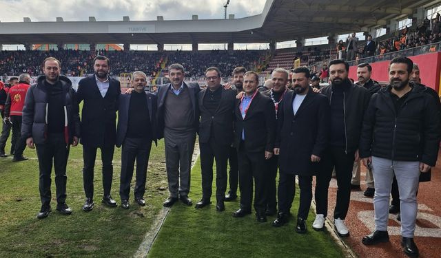 DOSTLUK MESAJLARI GÖLGELENDİ, TRİBÜNDEN ATILAN MADDE FUTBOLCUMUZU YERE SERDİ