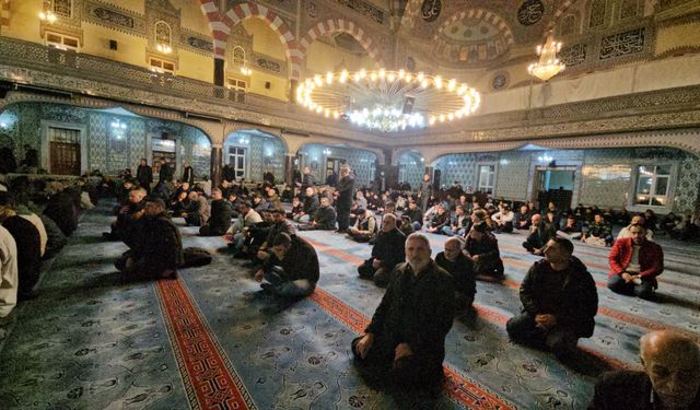 BERAT KANDİLİ'NDE CAMİLER DOLDU TAŞTI