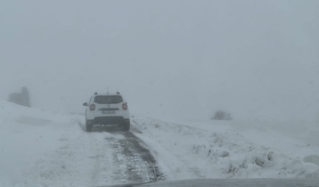 KAR YAĞIŞINDA MAHSUR KALAN ARAÇ KURTARILDI
