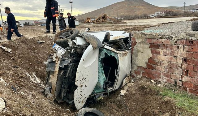 OTOMOBİL AYDINLATMA DİREĞİNE ÇARPTI: 2 YARALI