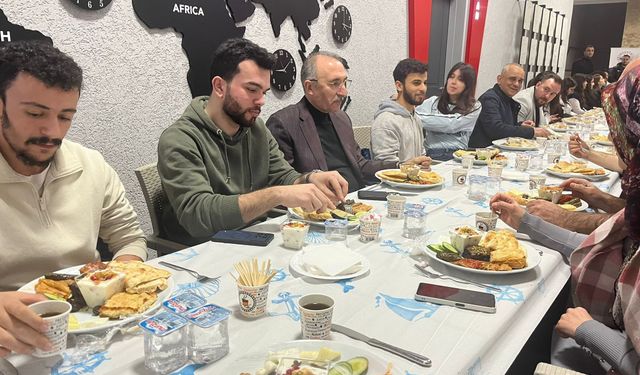 ÇALIŞAN ÖĞRENCİLERLE SAHURDA BULUŞTU