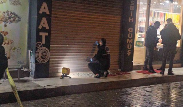 İŞ YERİNE SİLAHLI SALDIRI: VİTRİNE 9 KURŞUN İSABET ETTİ