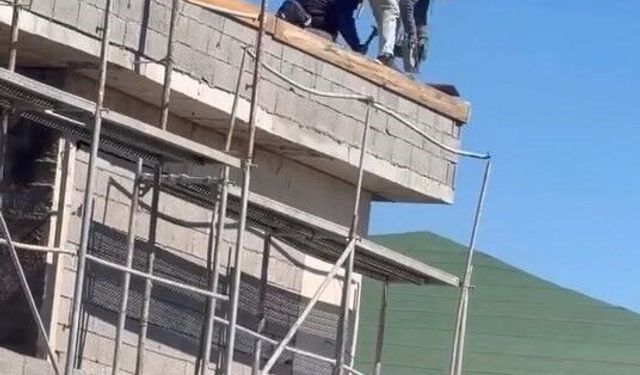 İŞÇİLERİN ÇATIDA TEHLİKELİ ÇALIŞMASI