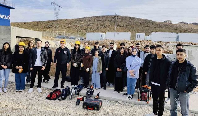 ÖĞRENCİLERE TEMEL ARAMA VE KURTARMA EĞİTİMİ VERİLDİ