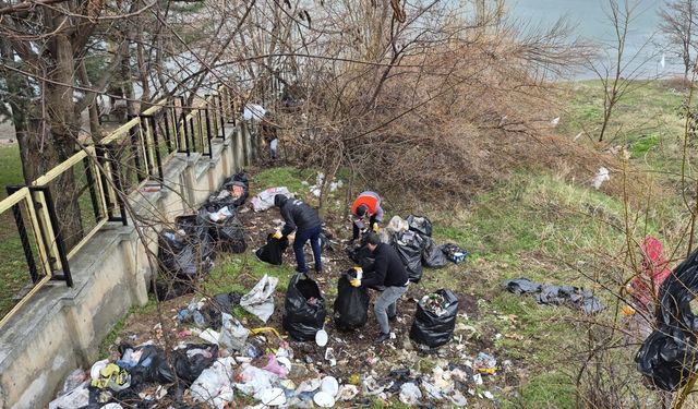 SAHİLDEN 10 TON ÇÖP TOPLANDI