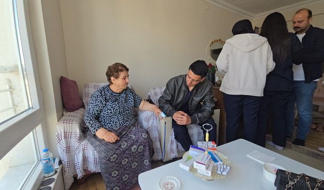 GENÇ SAĞLIKÇILAR HASTALARIN TAKİBİNİ YAPIYOR