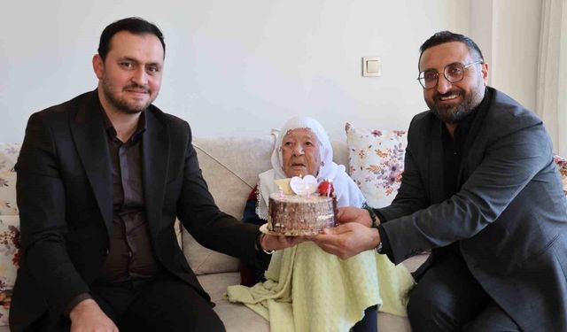 CUMHURİYETLE YAŞIT NAZİFE NİNEYE ANNELER GÜNÜ SÜRPRİZİ