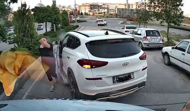 TRAFİKTE YOL KESİP TEPKİ GÖSTEREN SÜRÜCÜ KAMERADA