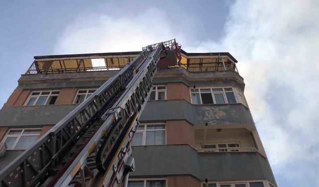 5 KATLI BİNANIN ÇATISINDA YANGIN