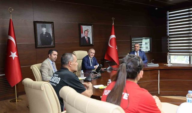 VALİ HATİPOĞLU ŞAMPİYONLARI TEBRİK ETTİ