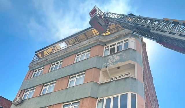ÇATI YANGININA MÜDAHALE EDİLDİ