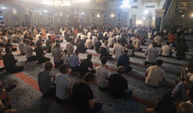 MEVLİD KANDİLİNDE CAMİLER DOLDU TAŞTI