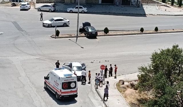 OTOMOBİLLER ÇARPIŞTI